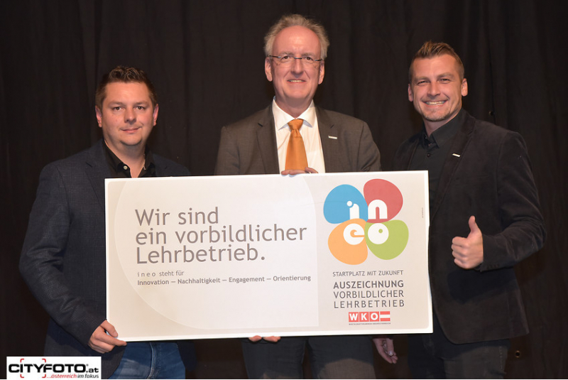 Drei Männer mit ineo-Auszeichnung in der Hand