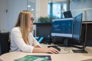 Lehrmädchen sitzt am PC