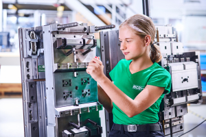Mädel schraubt an Spritzgussform
