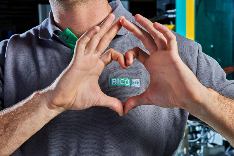 Herz aus Händen mit RICO Logo