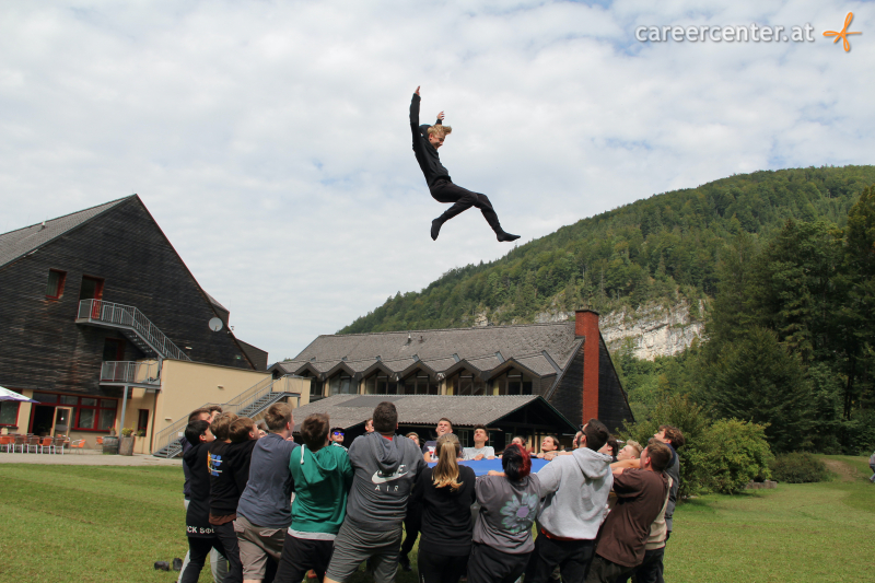 Lehrlinge bilden ein Trampolin