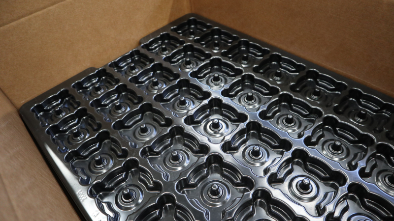 Verpackung aus Kunststoff und Karton