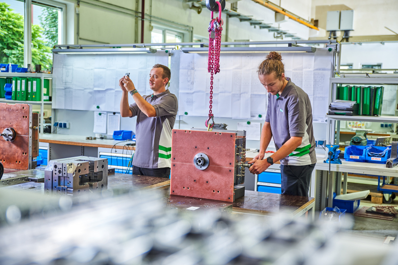 2 Männer arbeiten im Werkzeugbau